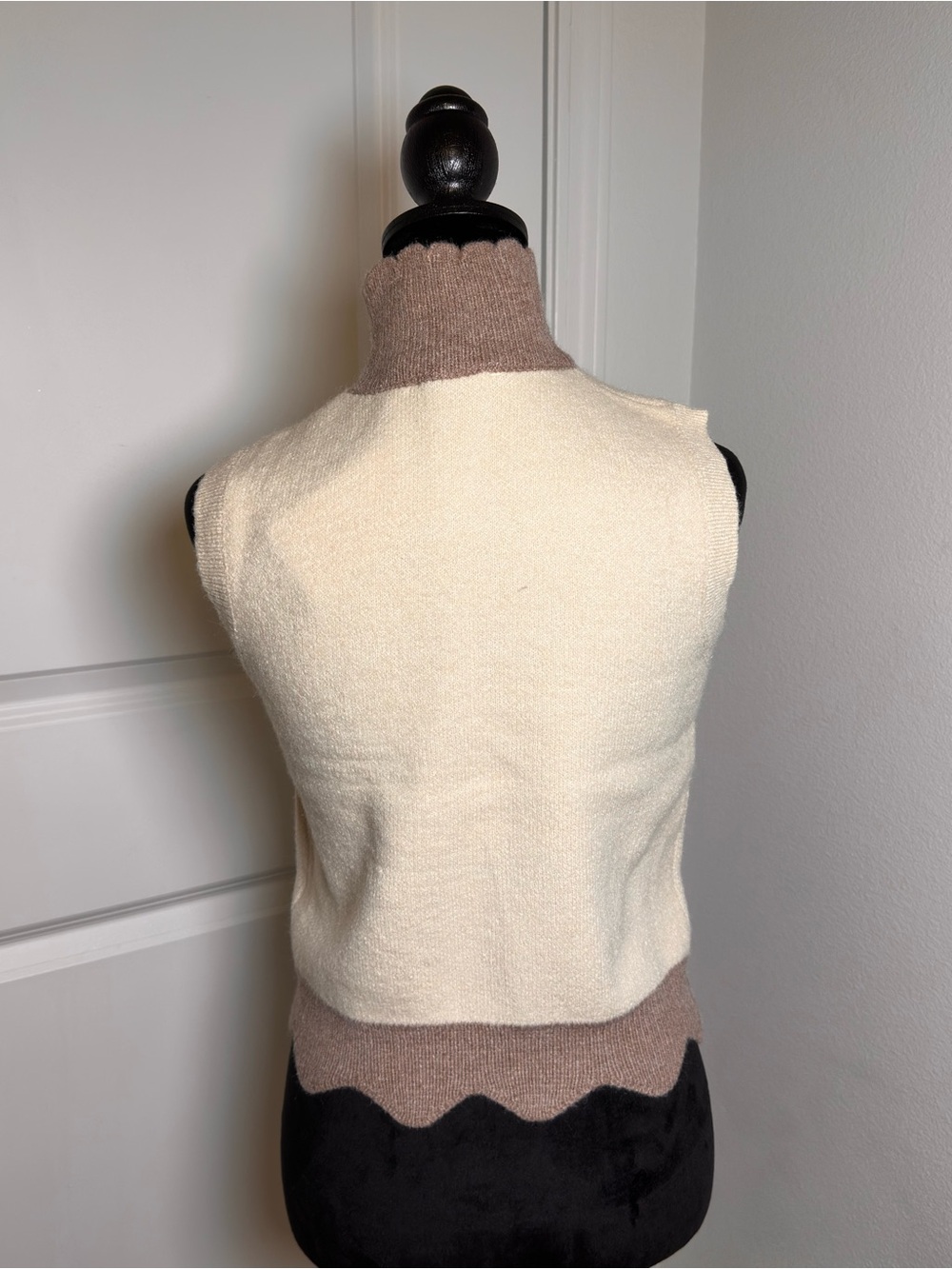 entro Cream and Taupe Knit Top / BNWT - Picture 2 of 3